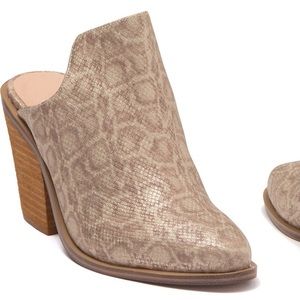 Chinese Laundry Springfield Mule